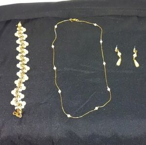 Elegant Gold and Pearl Jewelry Set